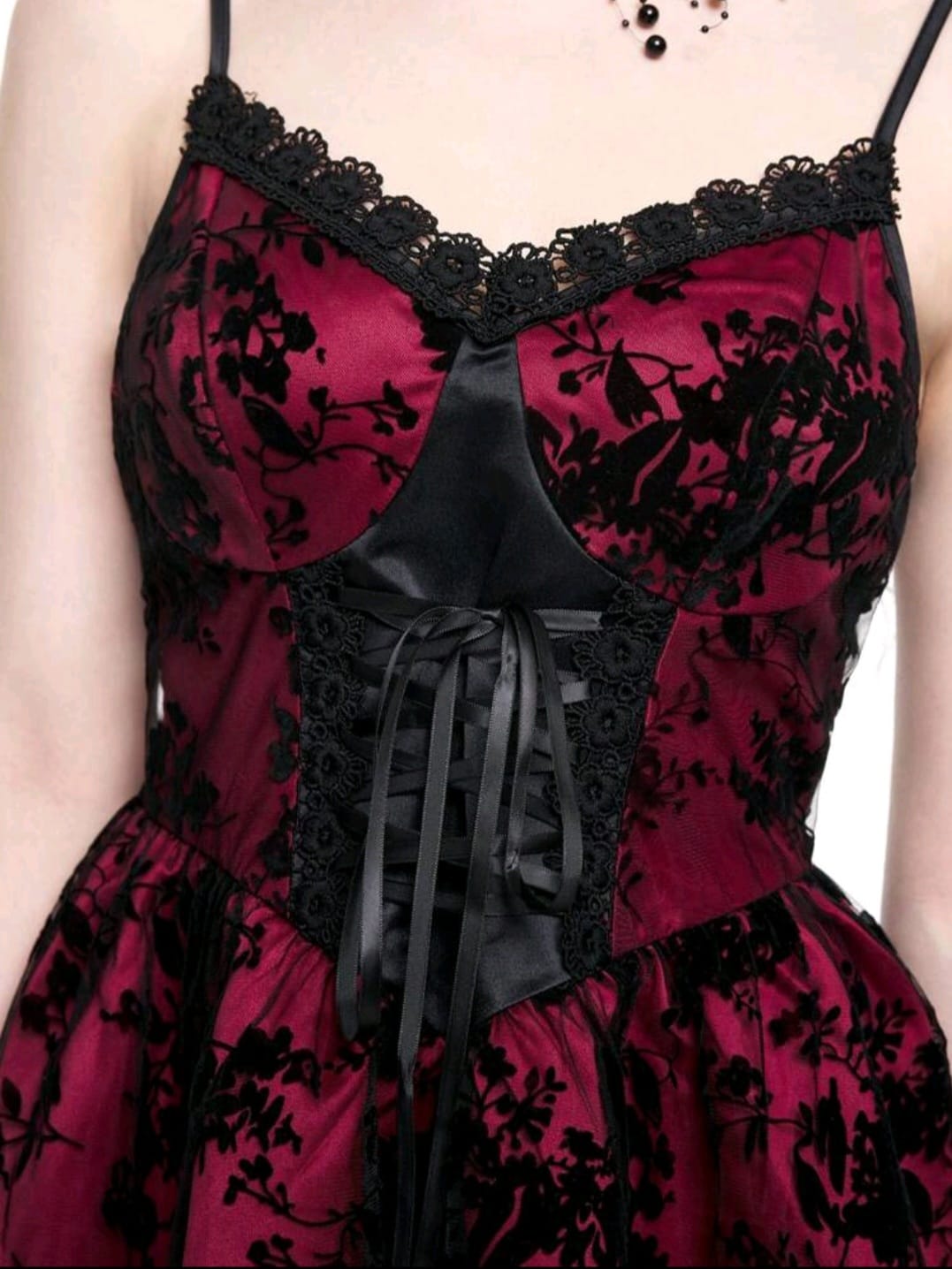 Vestido Vino Tinto y negro con Guantes de malla