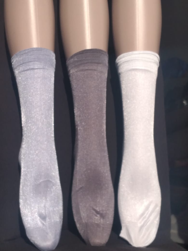Calcetines transparente de corazón, flores y satinados en azul, plomo, blanco y piel