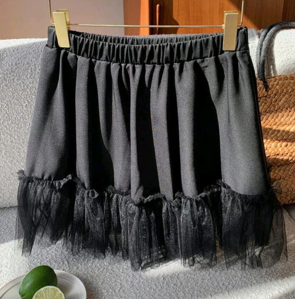 Falda Negra Goth Corta con Tul